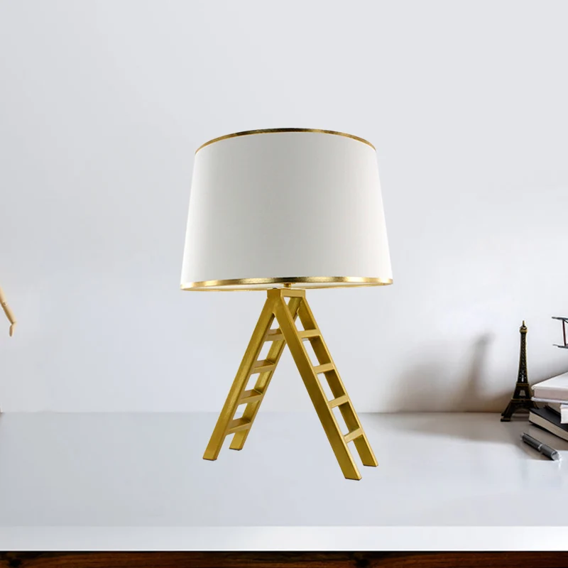 Nachtkastje de vorm van een ladder, moderne metalen LED-gouden nachtkastjelamp met witte/zwarte stoffen kap van trommel Cl...
