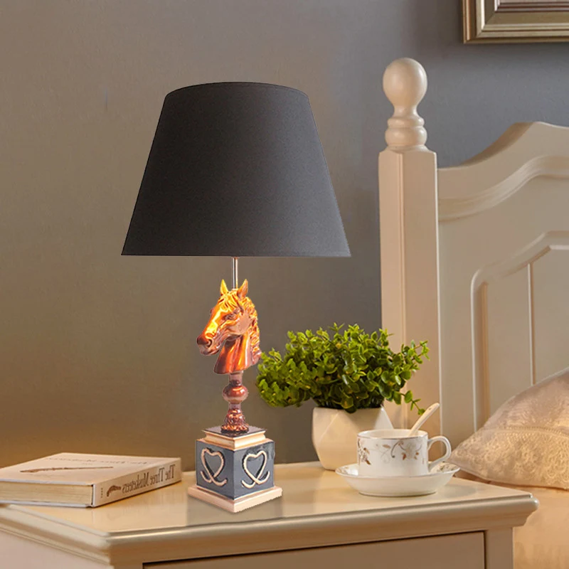 Nachtlampje van conische stof, landelijk, tafelverlichting voor een slaapkamer, zwart/wit met standaard voor paardenhoofd...