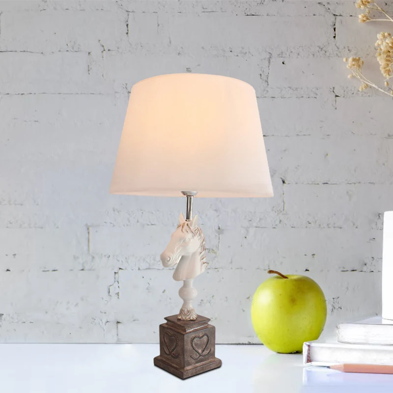 Nachtlampje van conische stof, landelijk, tafelverlichting voor een slaapkamer, zwart/wit met standaard voor paardenhoofd...