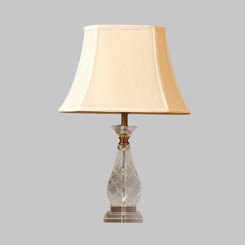 1 nachtlampje van lichte stof, traditionalisme, beige panelen, nachtkastje met bel, slaapkamer, met kristallen voet Clearhalo