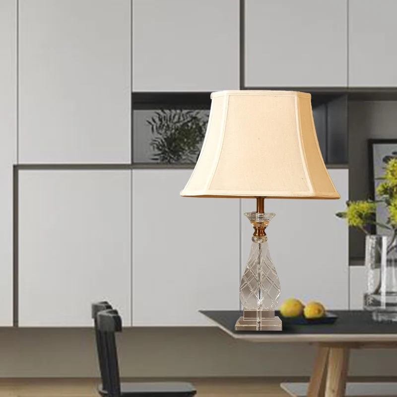 1 nachtlampje van lichte stof, traditionalisme, beige panelen, nachtkastje met bel, slaapkamer, met kristallen voet Clearhalo