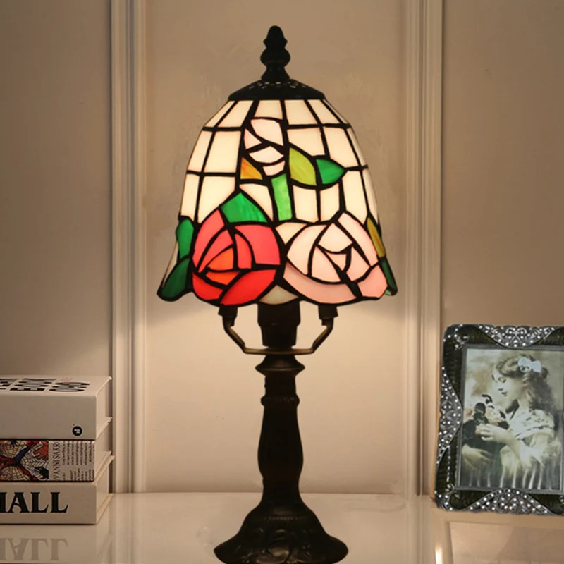 Nachtverlichting met 1 lamp, barok belscherm, tafellamp van gebrandschilderd glas roze/oranje met bloeipatroon voor het na...