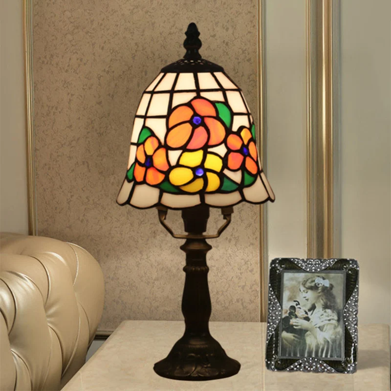 Nachtverlichting met 1 lamp, barok belscherm, tafellamp van gebrandschilderd glas roze/oranje met bloeipatroon voor het na...