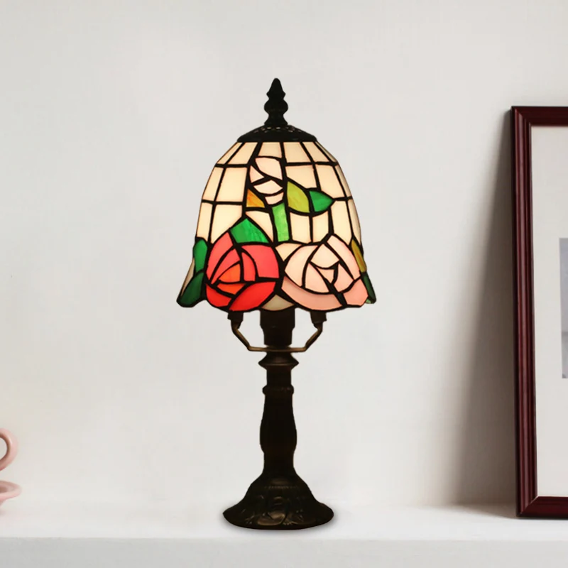 Nachtverlichting met 1 lamp, barok belscherm, tafellamp van gebrandschilderd glas roze/oranje met bloeipatroon voor het na...