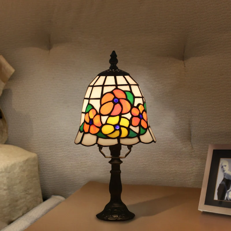 Nachtverlichting met 1 lamp, barok belscherm, tafellamp van gebrandschilderd glas roze/oranje met bloeipatroon voor het na...