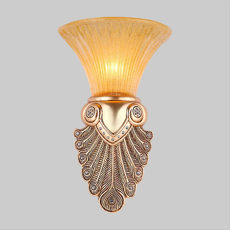 Omgekeerde bel slaapkamer wandlamp magazijn opaal gecanneleerd glas 1-lamp gouden wandkandelaar verlichting met pauwenveer...