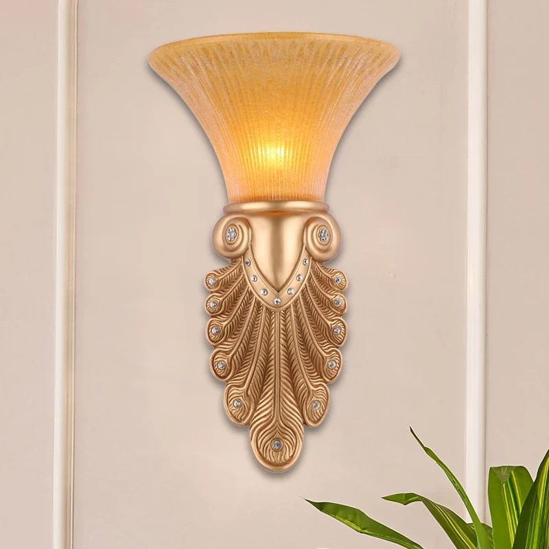 Omgekeerde bel slaapkamer wandlamp magazijn opaal gecanneleerd glas 1-lamp gouden wandkandelaar verlichting met pauwenveer...