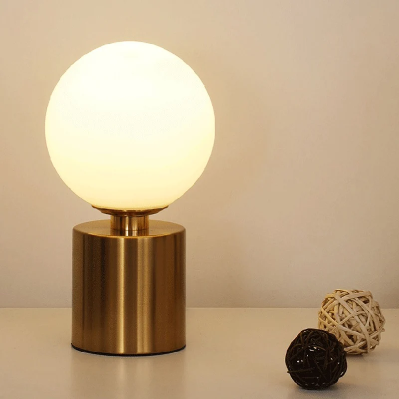 Opaal glazen bol nachtlamp postmodern 1 kop goud metalen tafelverlichting voor woonkamer Clearhalo