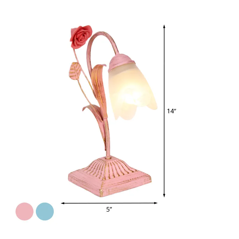 Pastoraal bloemen nachtkastje licht 1-lamps metalen nachtkastje verlichting blauw/roze voor studeerkamer Clearhalo