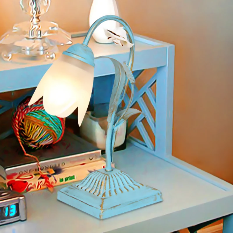 Pastoraal bloemen nachtkastje licht 1-lamps metalen nachtkastje verlichting blauw/roze voor studeerkamer Clearhalo