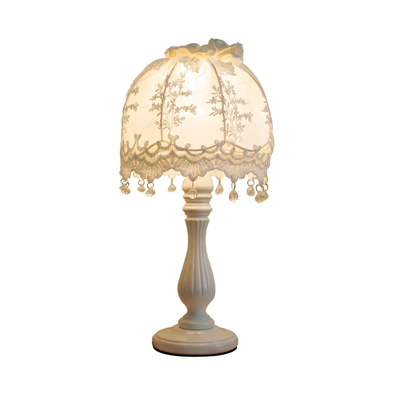 Pastorale Dome nachttafellamp stof 1 licht nachtkastje voor meisjesslaapkamer wit met kantdecor Clearhalo