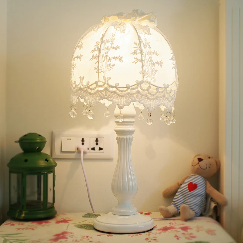 Pastorale Dome nachttafellamp stof 1 licht nachtkastje voor meisjesslaapkamer wit met kantdecor Clearhalo