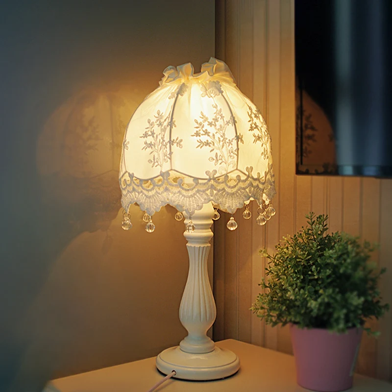Pastorale Dome nachttafellamp stof 1 licht nachtkastje voor meisjesslaapkamer wit met kantdecor Clearhalo