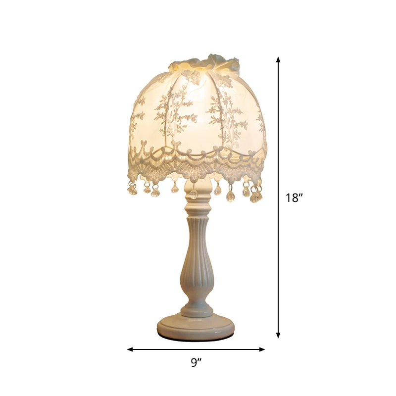 Pastorale Dome nachttafellamp stof 1 licht nachtkastje voor meisjesslaapkamer wit met kantdecor Clearhalo
