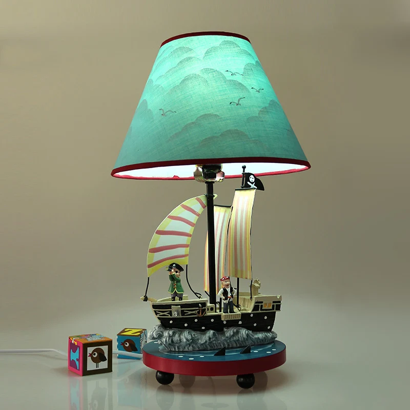 Piratenzeilboot jongensnachtkastjelamp hars 1-lichts nachtkastje voor kinderen met conische kap blauw Clearhalo