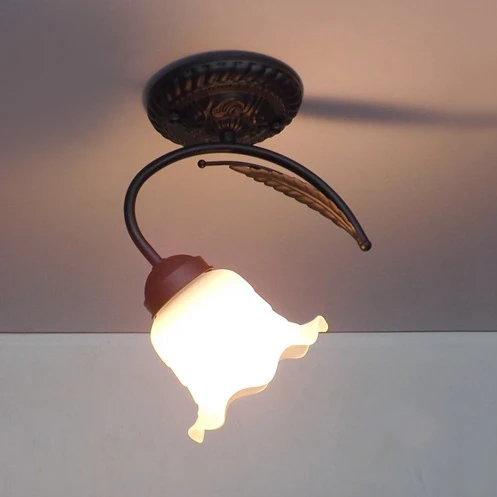 Plafondlamp met één lamp, rustiek geschulpt opaalglas, half vlak wit/zwart met gebogen arm Clearhalo