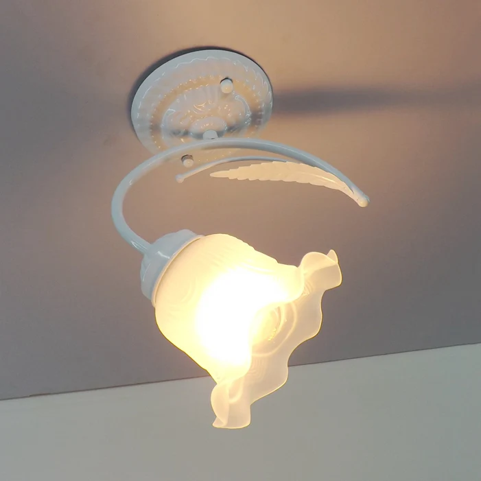 Plafondlamp met één lamp, rustiek geschulpt opaalglas, half vlak wit/zwart met gebogen arm Clearhalo
