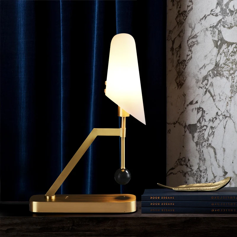 Postmoderne tafellamp met 1 lamp, messing half-trapezium nachtkastje met crèmekleurige glazen kap Clearhalo