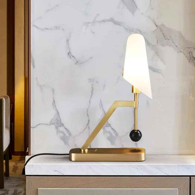 Postmoderne tafellamp met 1 lamp, messing half-trapezium nachtkastje met crèmekleurige glazen kap Clearhalo