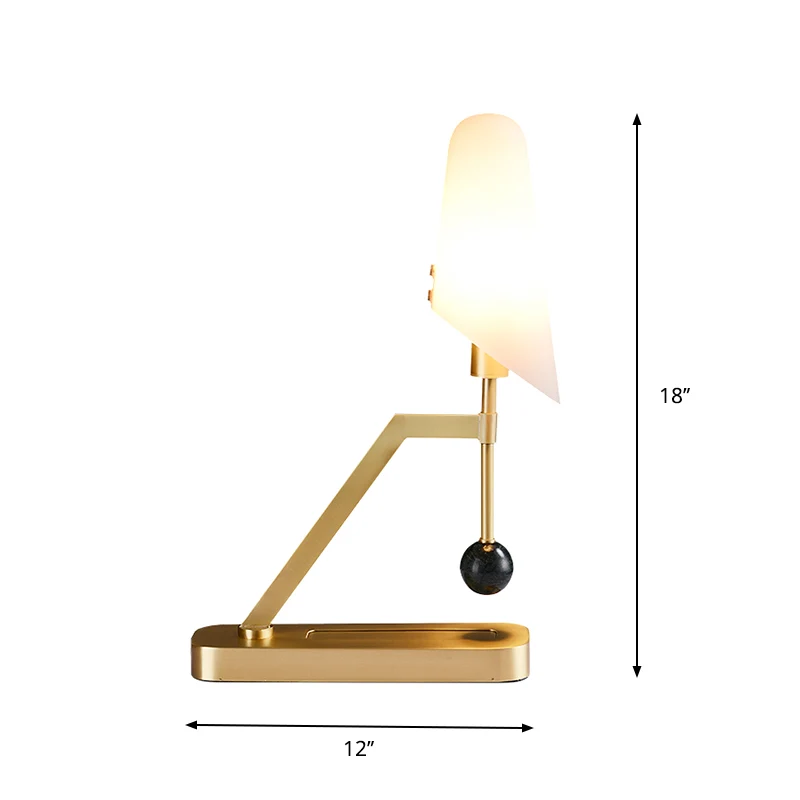 Postmoderne tafellamp met 1 lamp, messing half-trapezium nachtkastje met crèmekleurige glazen kap Clearhalo