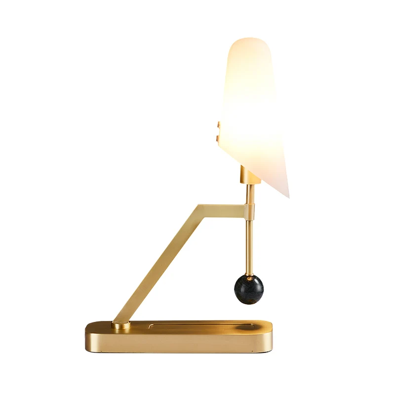Postmoderne tafellamp met 1 lamp, messing half-trapezium nachtkastje met crèmekleurige glazen kap Clearhalo