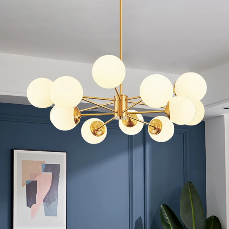 Radiaal hangende kroonluchter Scandinavische metalen woonkamer hanglamp met bal crèmekleurige glazen kap messing Clearhalo