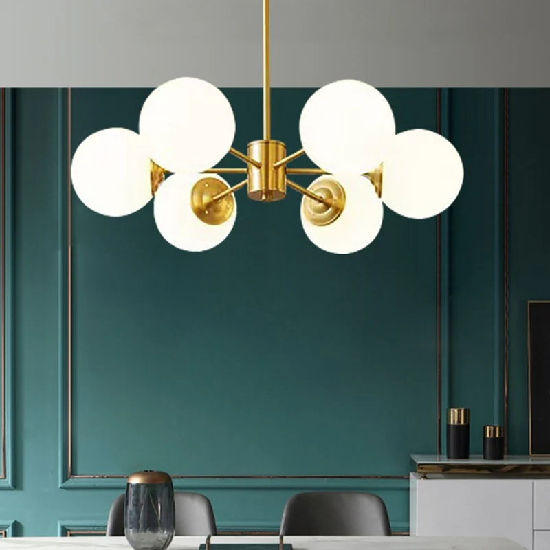 Radiaal hangende kroonluchter Scandinavische metalen woonkamer hanglamp met bal crèmekleurige glazen kap messing Clearhalo