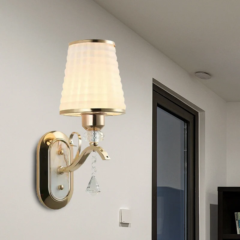 Roosterglas Gouden Wandverlichting Kegel Enkel licht Vintage LED-wandlamp met kristallen accent Clearhalo