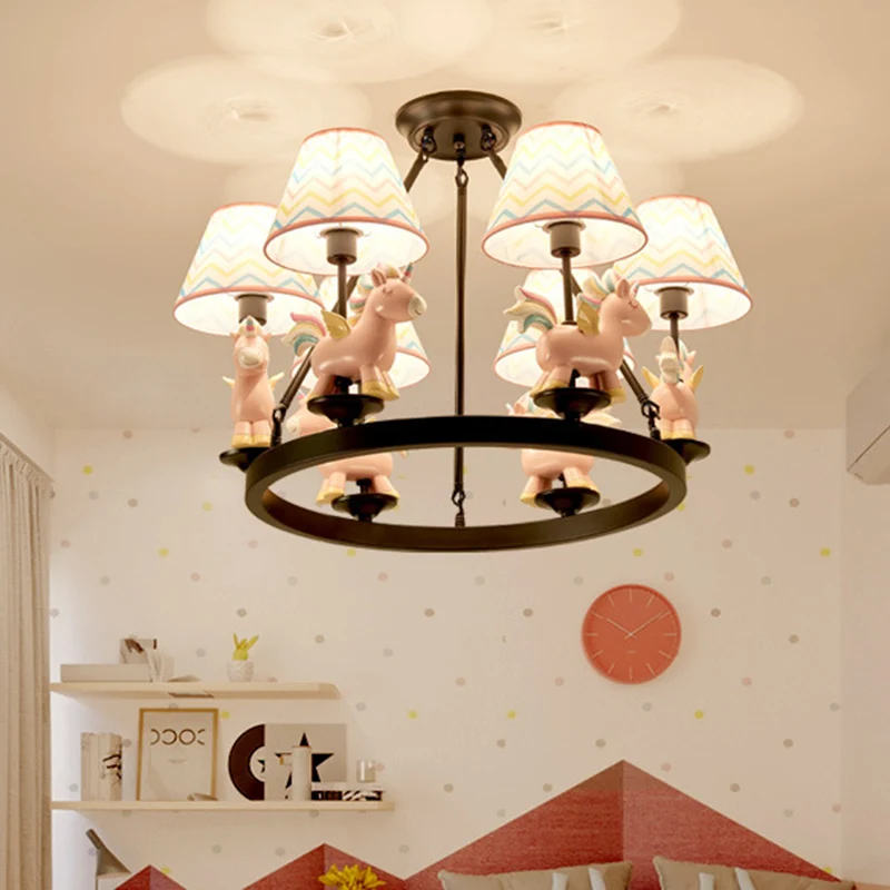 Roze eenhoorn-slingerlamp met zwarte ring-design Cartoon 6-kops stoffen plafondkroonluchter Clearhalo