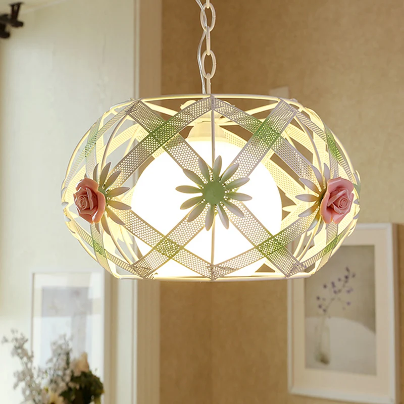 Roze/blauwe hangende lamp met enkele lamp Pastorale ijzeren lintband Globe hanglamp met glazen kap aan de binnenkant Clear...
