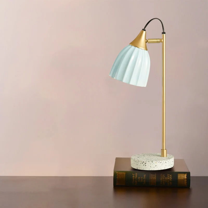 Roze/hemelsblauwe geribbelde koepelvormige tafellamp Modernisme Keramiek-bureaulamp met 1 kop, gouden arm en marmeren voet...