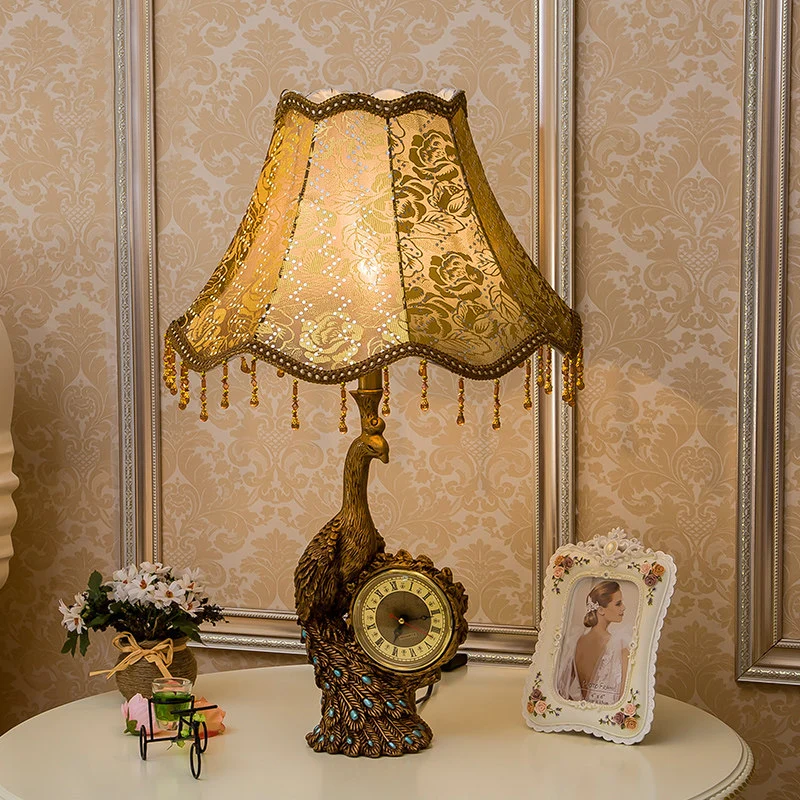 Rustieke Bell staande bureaulamp, 1 tafellamp van licht bedrukte stof lichtbruin met pauw en klok Clearhalo