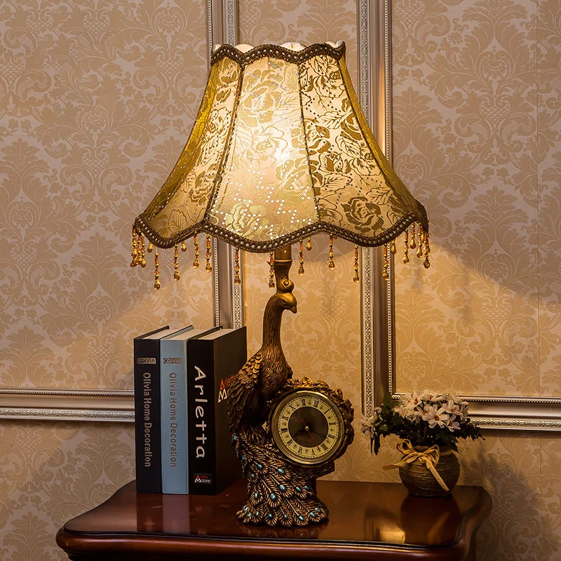 Rustieke Bell staande bureaulamp, 1 tafellamp van licht bedrukte stof lichtbruin met pauw en klok Clearhalo