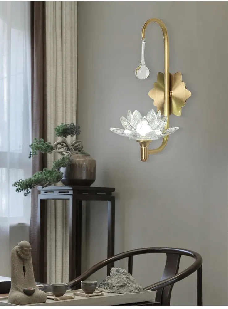 Slaapkamer wandkandelaar met 1 lamp, modernistische stijl, messing afwerking, wandlamp met lotusheldere kristallen kap Cle...