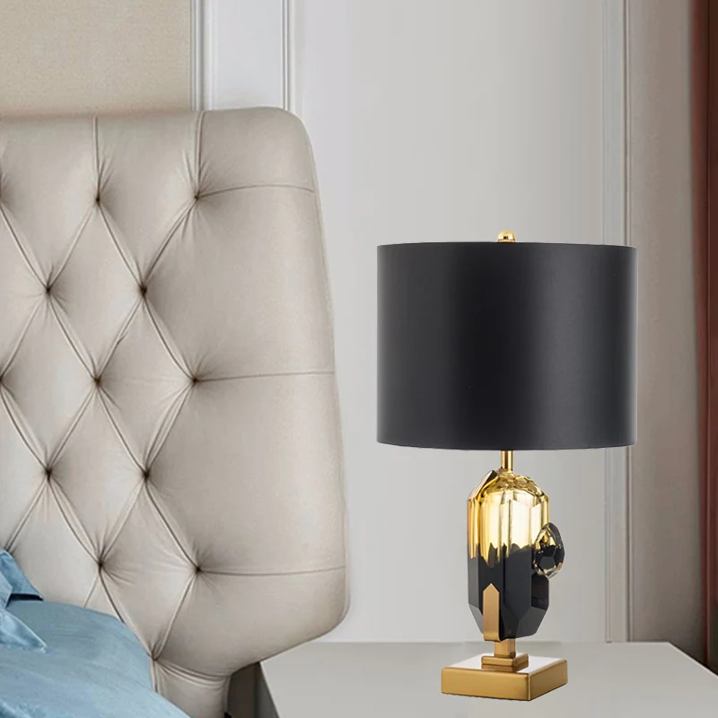 Slaapkamernachttafellamp met 1 lamp, modernistische gouden bureaulamp met trommelzwarte stoffen kap Clearhalo