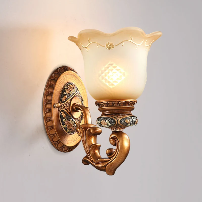 Slaapkamerwandverlichtingsset met geschulpte rand Traditionele crèmekleurige wandkandelaar van messing met 1 licht Clearhalo
