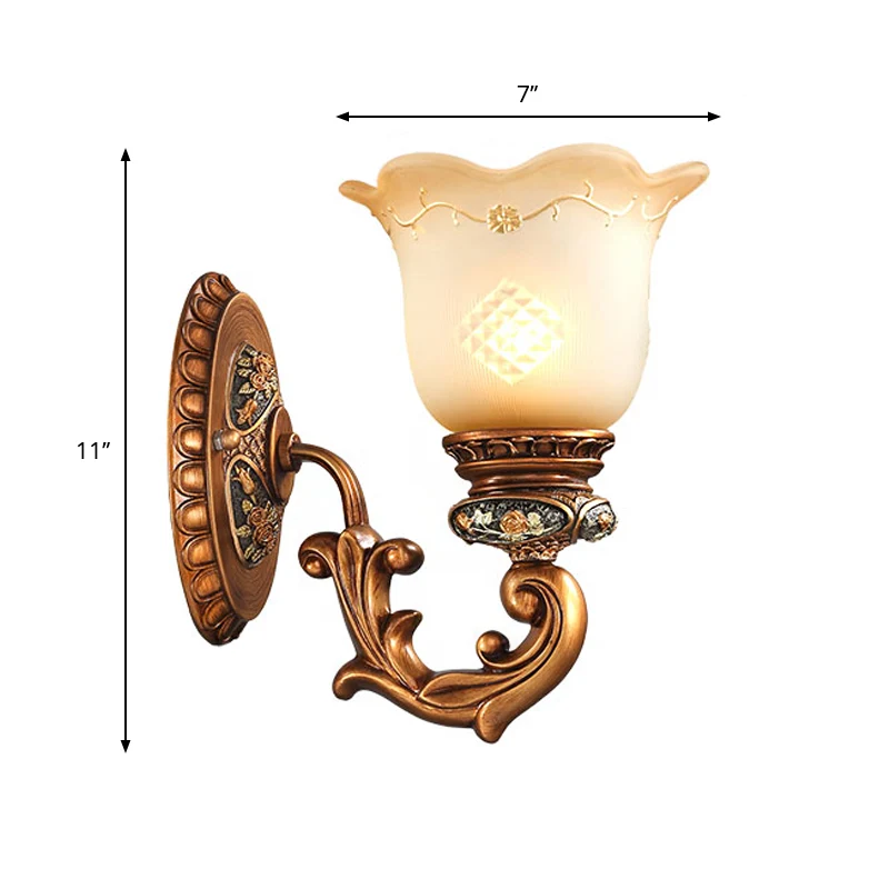 Slaapkamerwandverlichtingsset met geschulpte rand Traditionele crèmekleurige wandkandelaar van messing met 1 licht Clearhalo