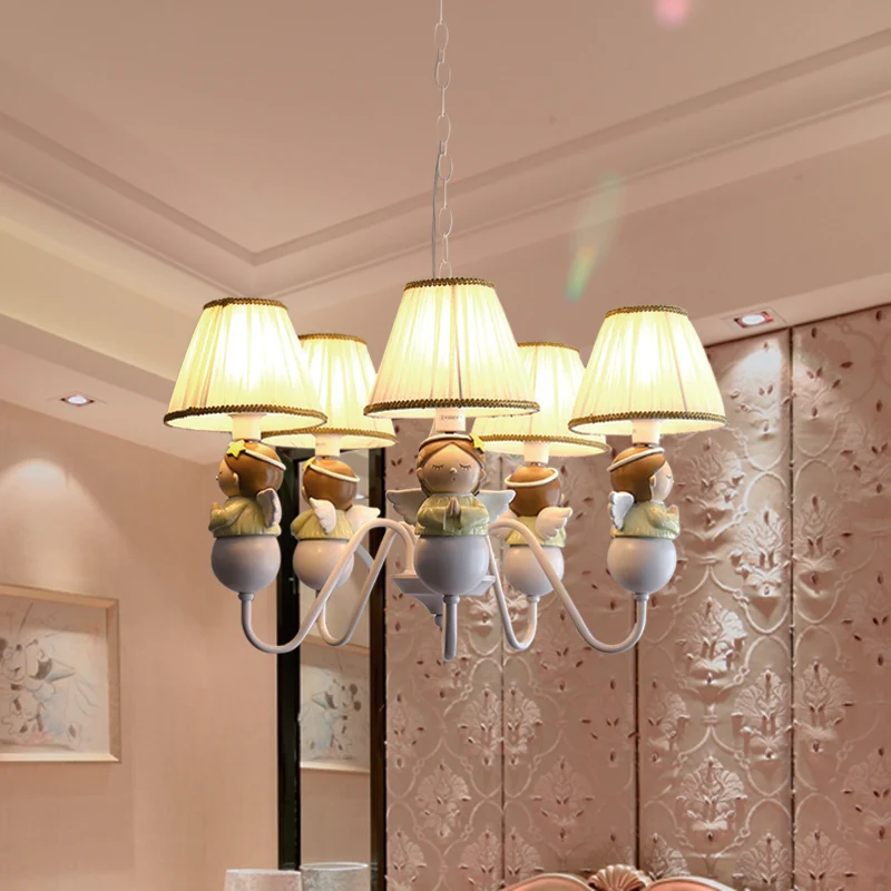 Stoffen conische hanglamp Cartoon 5-kops witte kroonluchterlamp met engelversiering Clearhalo