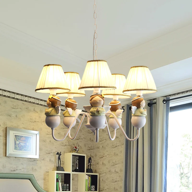 Stoffen conische hanglamp Cartoon 5-kops witte kroonluchterlamp met engelversiering Clearhalo