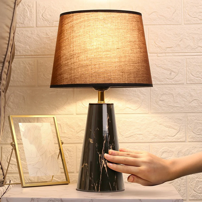 Stoffen taps toelopende nachtkastlamp Nordic tafellamp met 1 lamp en conisch marmeren voetstuk Clearhalo