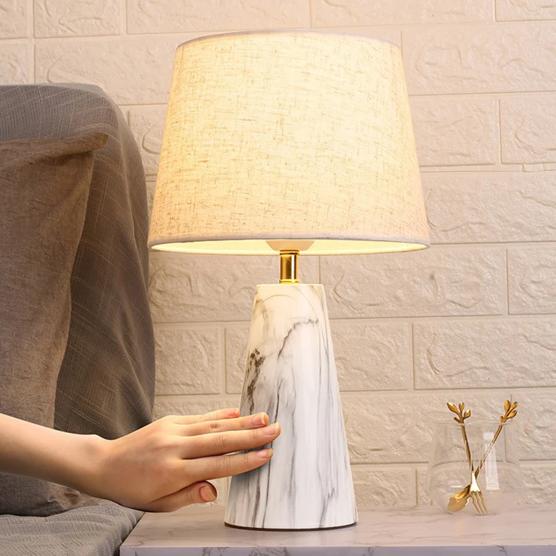 Stoffen taps toelopende nachtkastlamp Nordic tafellamp met 1 lamp en conisch marmeren voetstuk Clearhalo