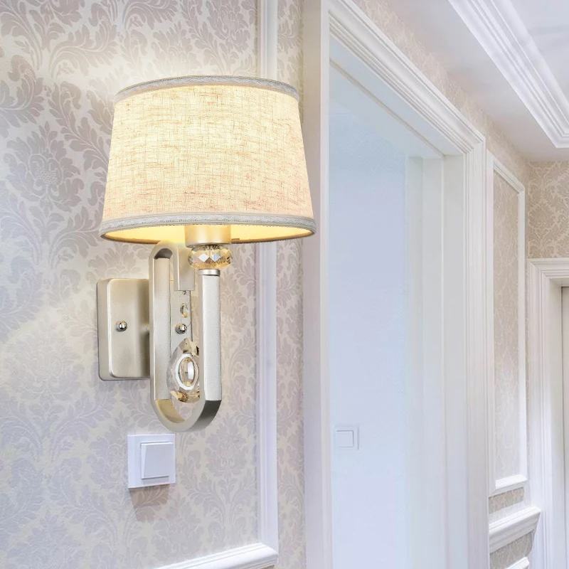 Stoffen trommelkap wandmontagelamp Moderne 1-lichts schanswandlamp met metalen vierkante achterplaat zilver Clearhalo