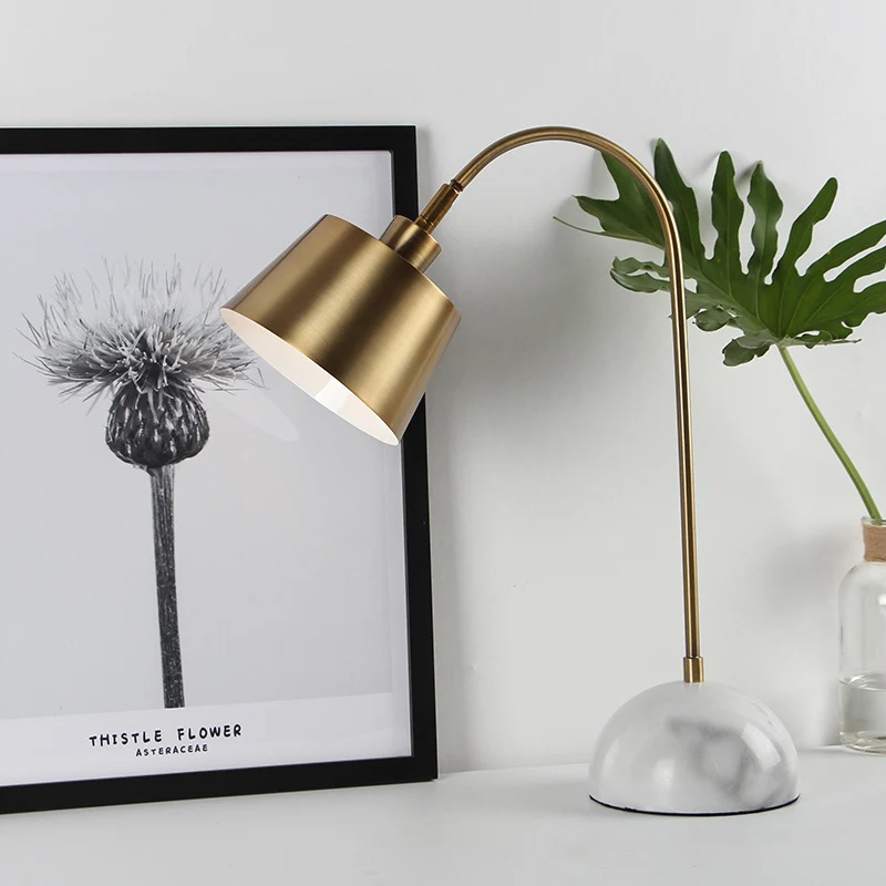 Tafellamp met gouden taps toelopende kap, moderne stijl, 1-kops metalen staande tafellamp met marmeren voet Clearhalo
