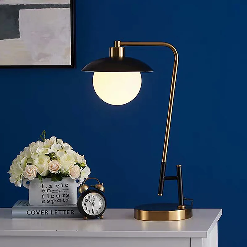 Tafellamp van opaalglas, postmodern, 1-lichts zwart-gouden nachtlamp met koepelvormige kap Clearhalo