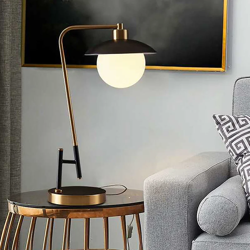Tafellamp van opaalglas, postmodern, 1-lichts zwart-gouden nachtlamp met koepelvormige kap Clearhalo