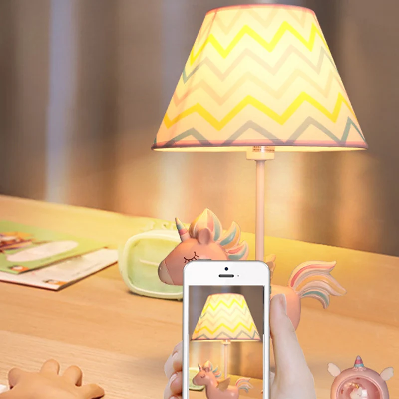 Tafellamp van stof met taps toelopende print Cartoon 1-lamps nachtkastje met eenhoorndeco voor kinderkamer Clearhalo