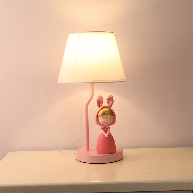 Taps toelopende nachtkastjelamp met trommel, kinderstof, slaapkamertafellamp met één lamp en harsbeeldje roze Clearhalo