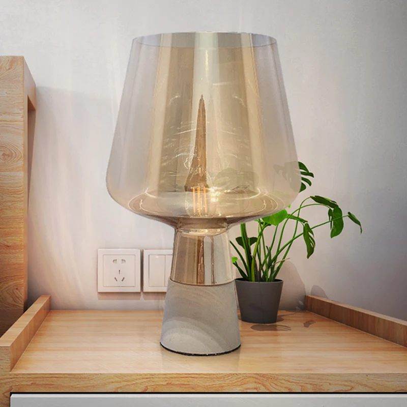 Taps toelopende tafelverlichting Nordic Cement Enkele studeerkamer Nachtkastjelamp met wijnglasachtige amberkleurige glaze...