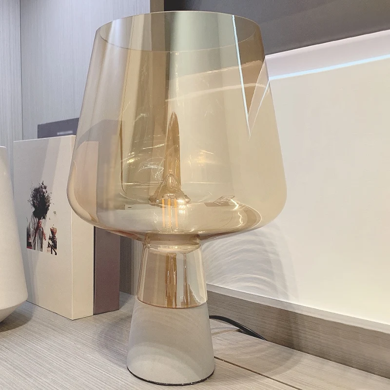 Taps toelopende tafelverlichting Nordic Cement Enkele studeerkamer Nachtkastjelamp met wijnglasachtige amberkleurige glaze...