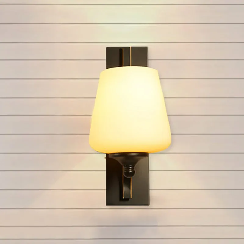 Traditioneel taps toelopend wandgemonteerd licht 1 lamp mat wit glazen wandkandelaarlamp zwart voor slaapkamer Clearhalo